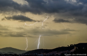 02-Rayos al alba sobre el mar. 04-07-14. Sant Andreu de la Barca (Barcelona). Rayos de una tormenta sobre el mar Mediterráneo con las primeras luces del día.
